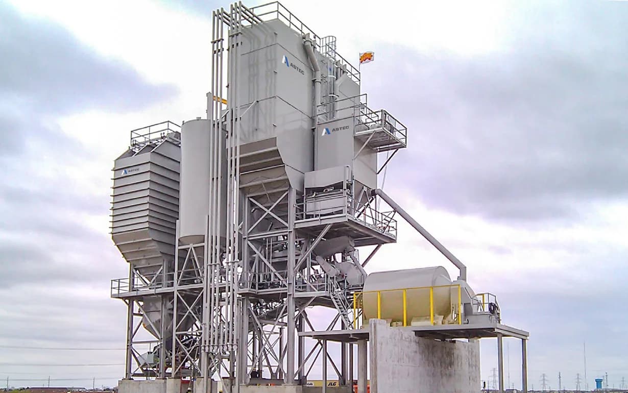CON-E-CO SLP plant with low-profile aggregate storage and central mix tower