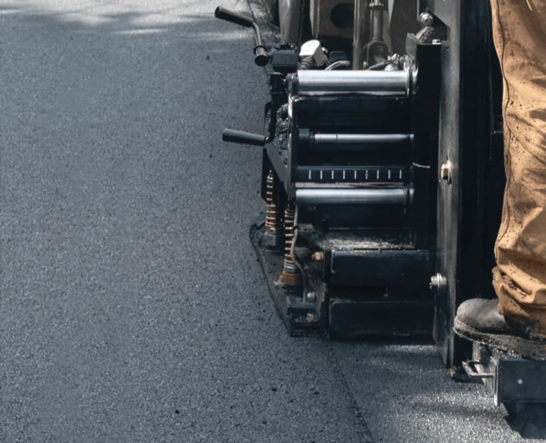 Carlson CP100 II Commercial Class Asphalt Paver ezcss screed detail OEM photo