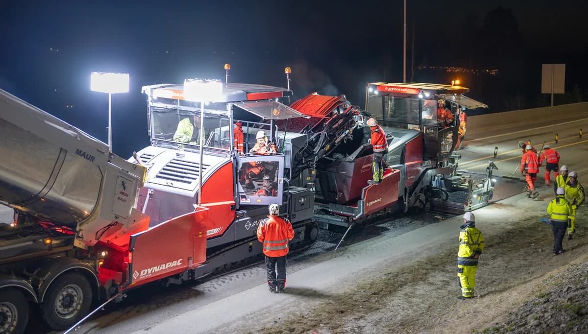 Dynapac MF2500CS Mobile Feeder feeder paving train view OEM photo