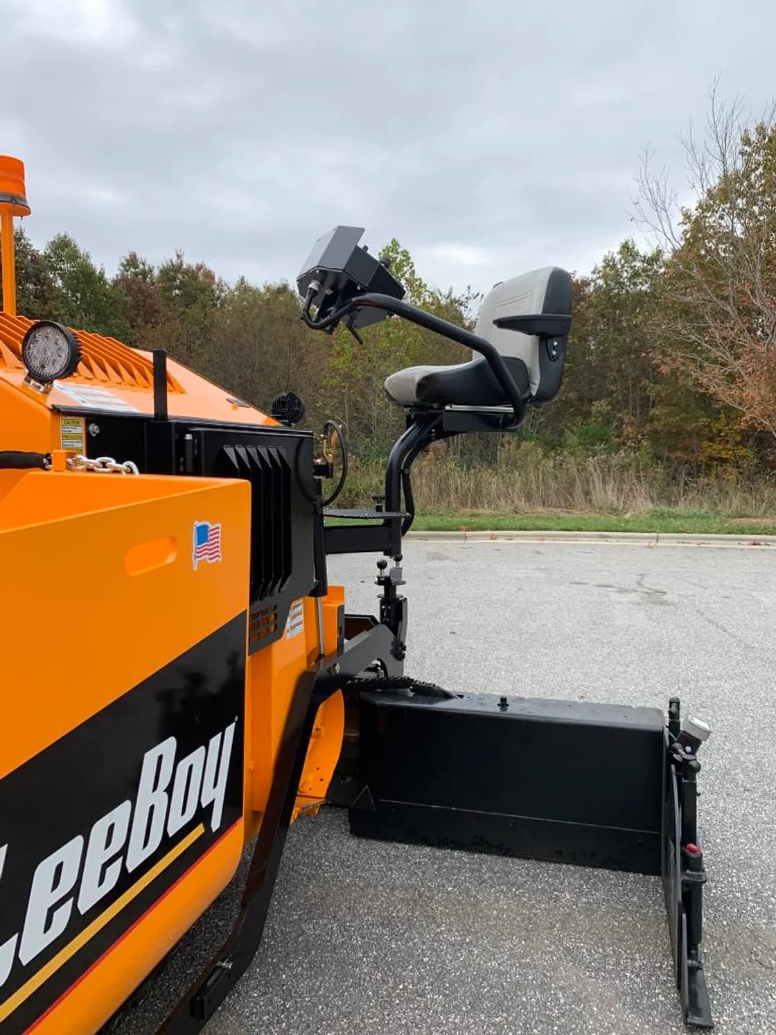 LeeBoy 8530 Asphalt Paver additional oem view OEM photo