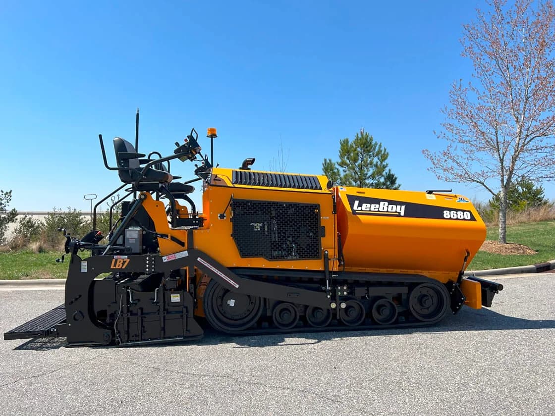 LeeBoy 8680 Asphalt Paver machine detail OEM photo