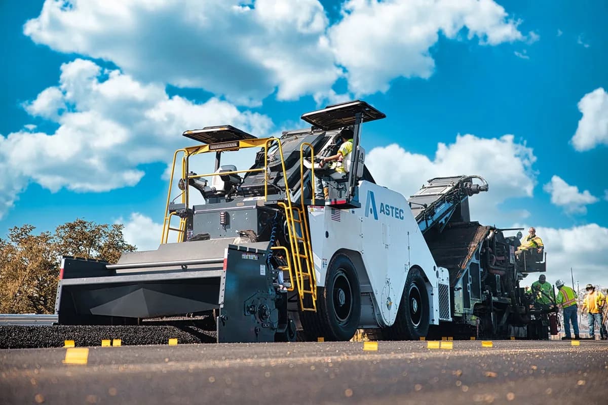 Roadtec SB-3000 Shuttle Buggy Material Transfer Vehicle product photo