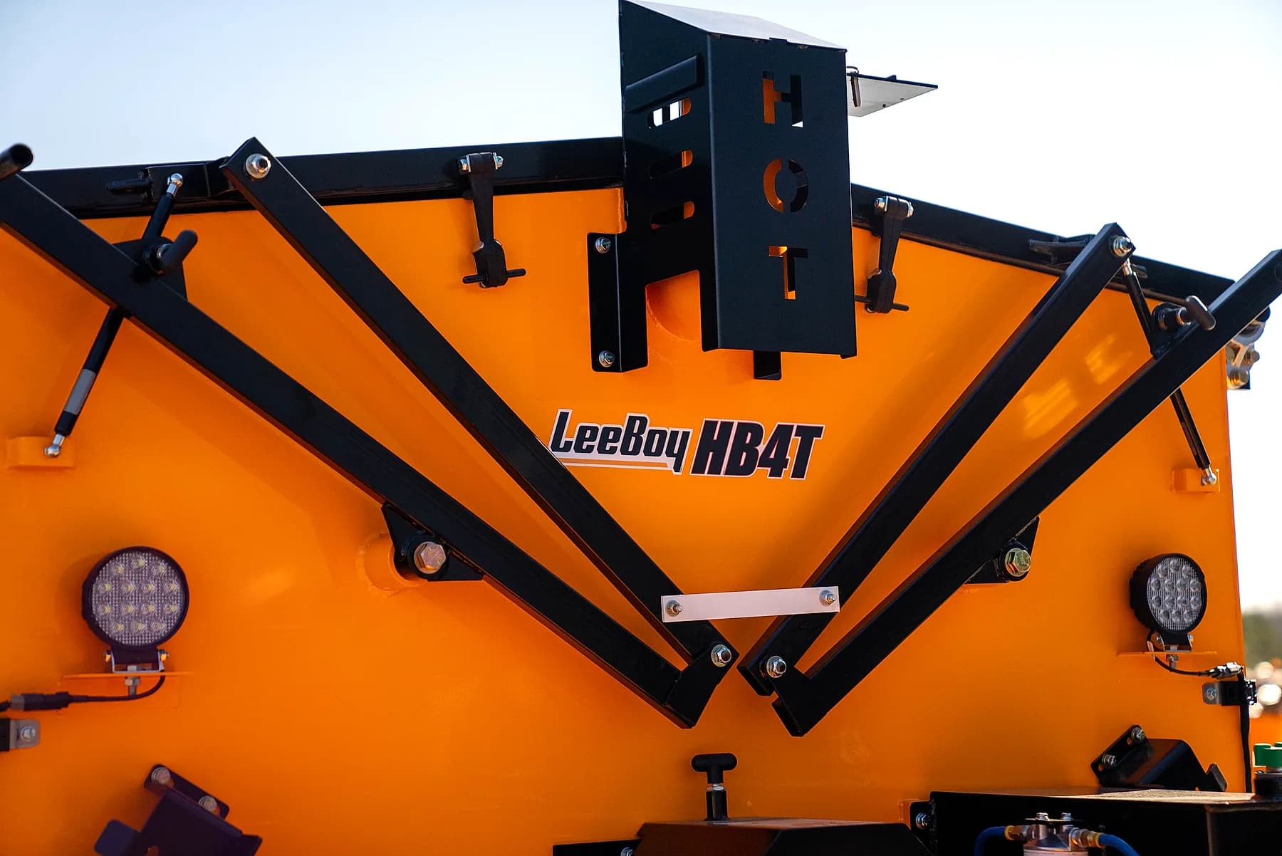 LeeBoy HB4T hot box material support trailer