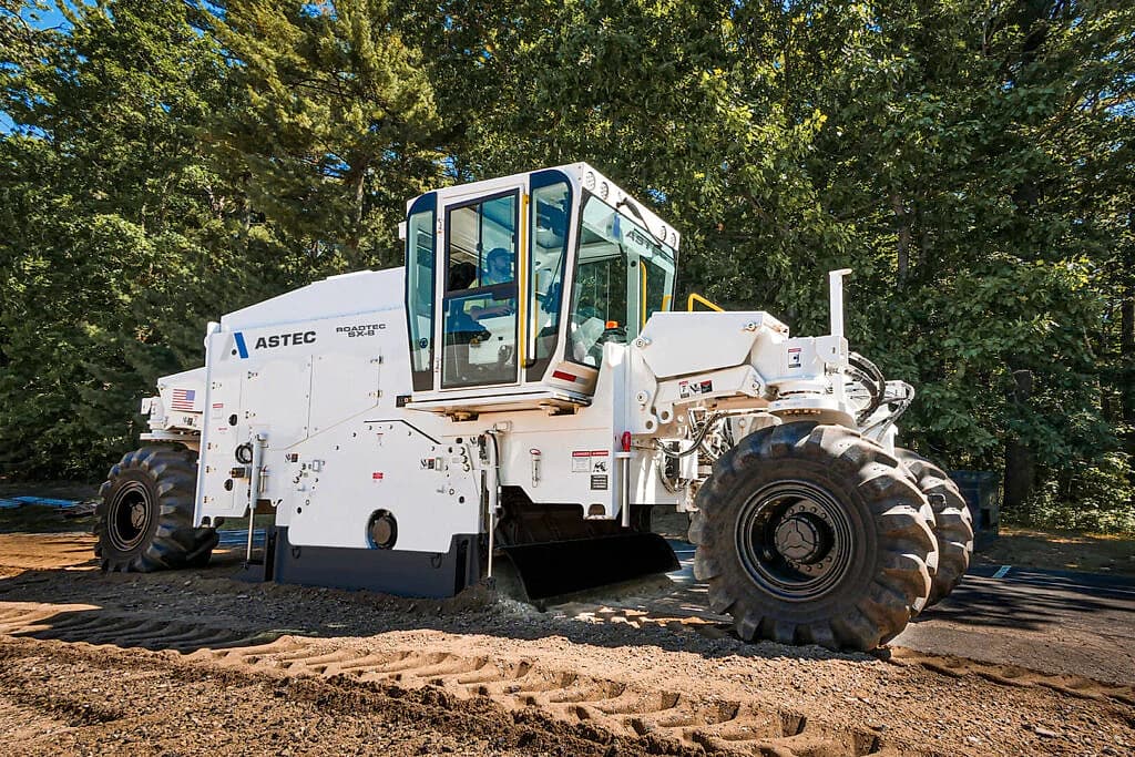 Roadtec SX-8 stabilizer reclaimer working in soil