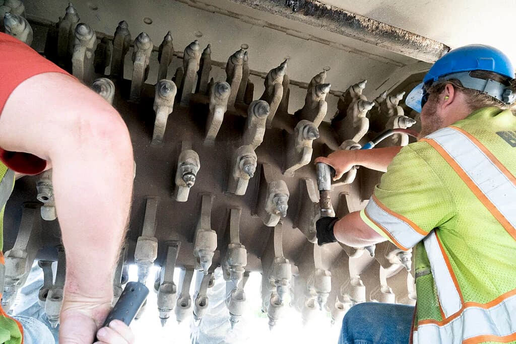 Roadtec SX-8 stabilizer working in reclaimed material